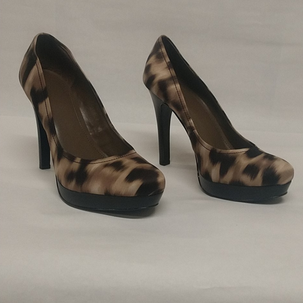 Calvin Klein Pumps in a chic black and tan print